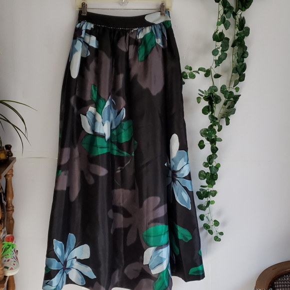 - Lord &Taylor  Maxi Skirt - Picture 4 of 8